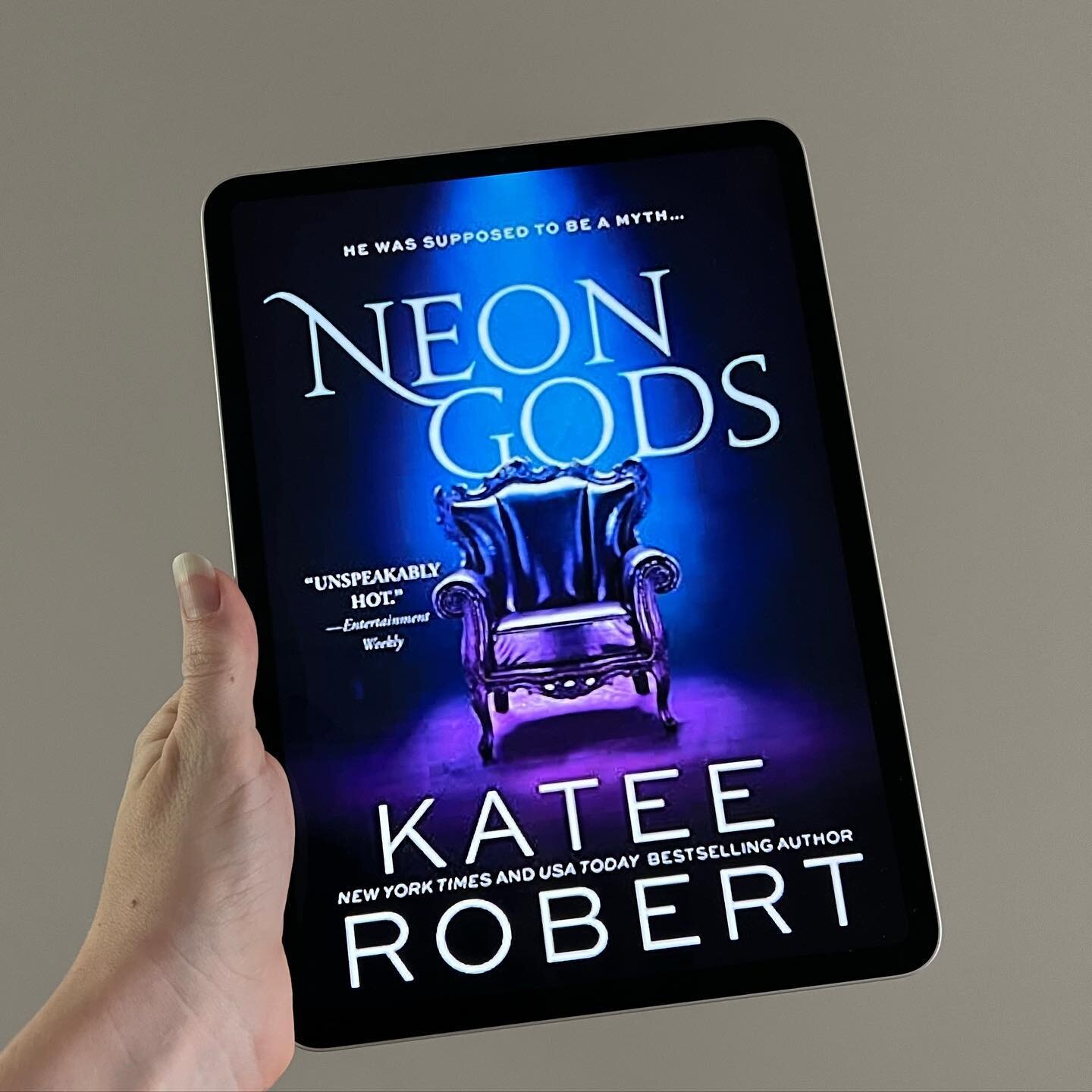 What makes a book truely ✨spicy✨??
Next week on Bimbo Book Club we&rsquo;re discussing consent, kink, Olympus retellings and how smut can be done well (and maybe not so well) in a novel. 
With a special reading of our favourite Good Reads review, g